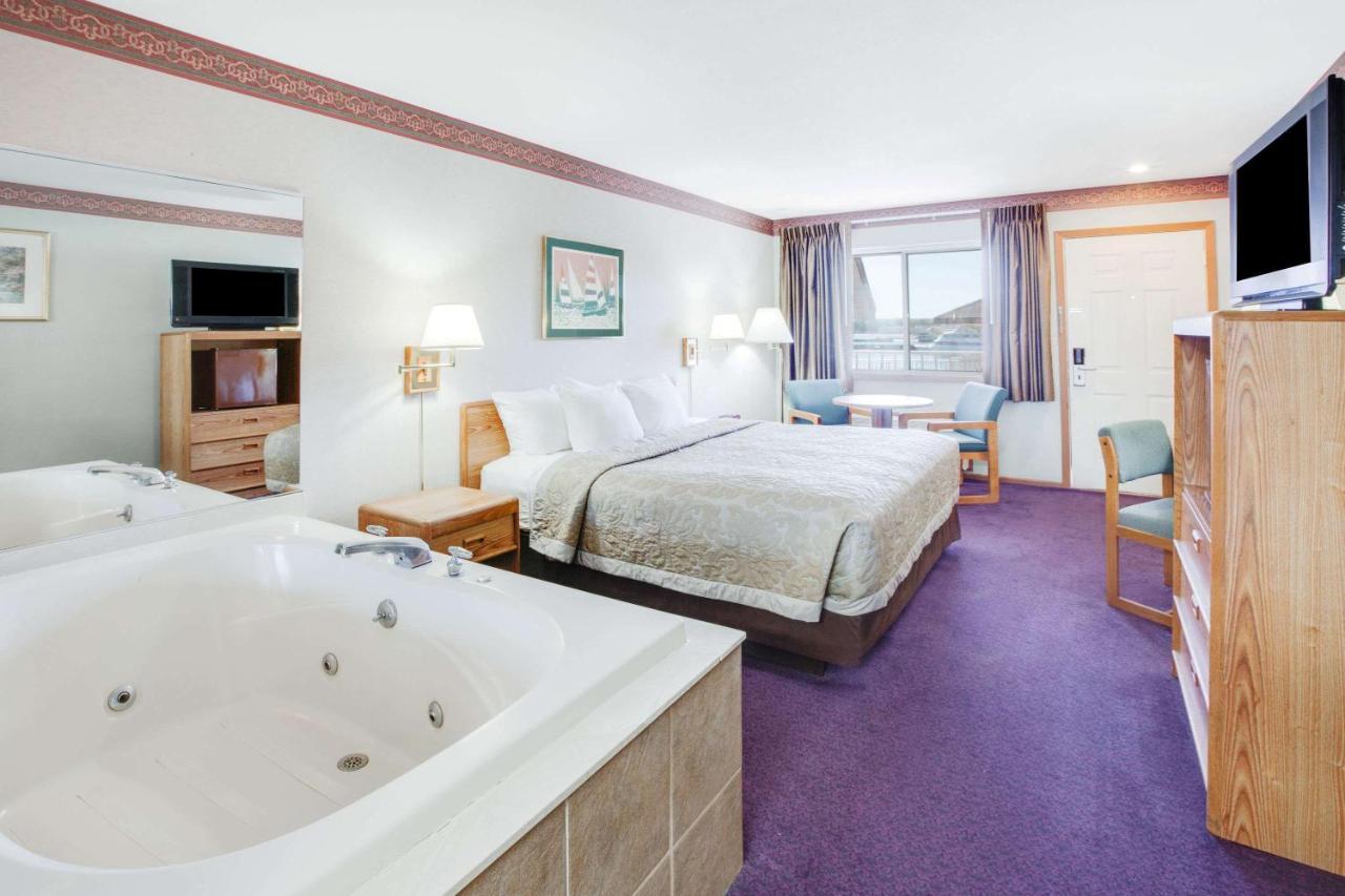 Super 8 Beachfront By Wyndham Mackinaw City, Mi Eksteriør bilde