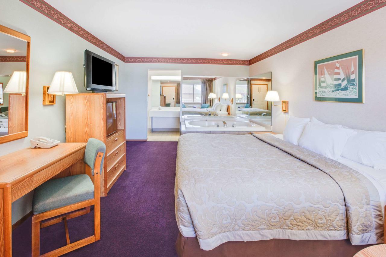 Super 8 Beachfront By Wyndham Mackinaw City, Mi Eksteriør bilde