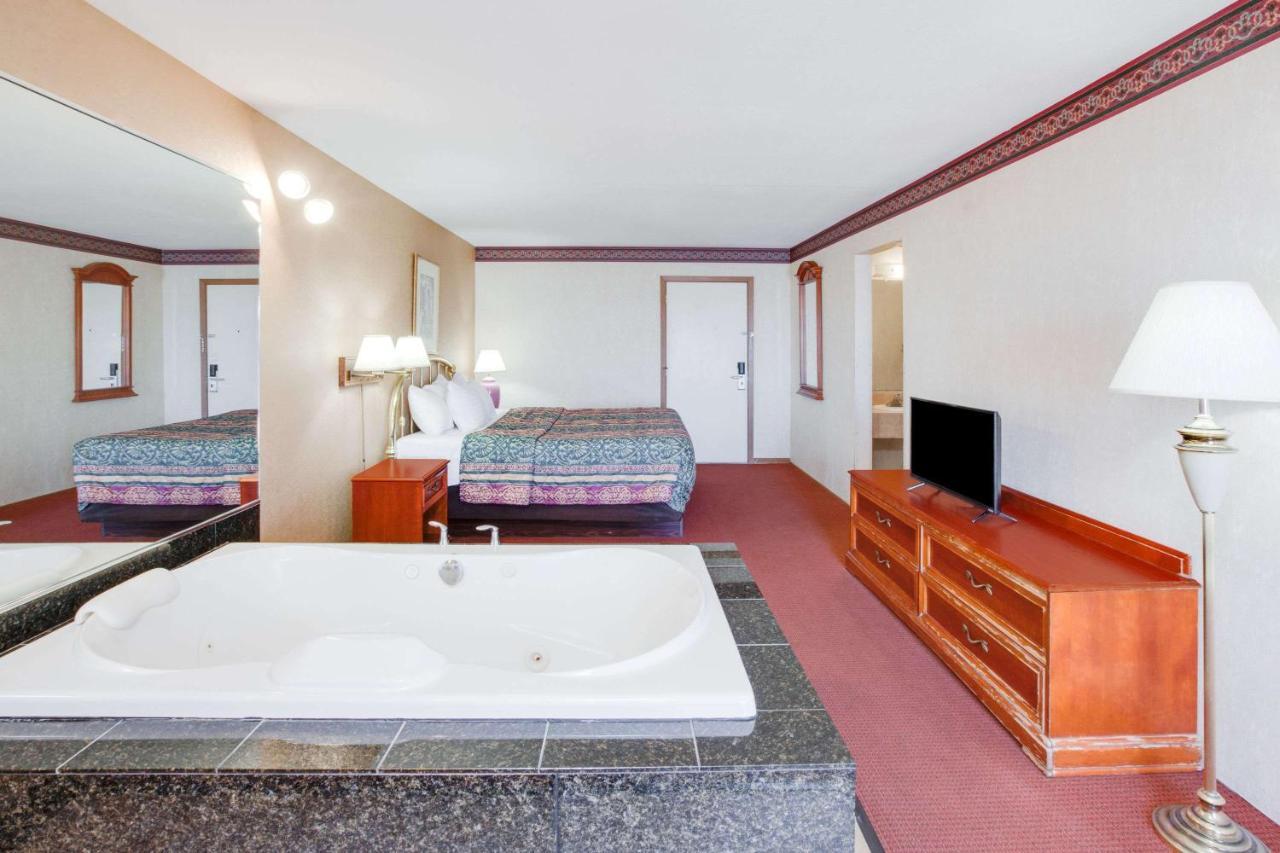 Super 8 Beachfront By Wyndham Mackinaw City, Mi Eksteriør bilde