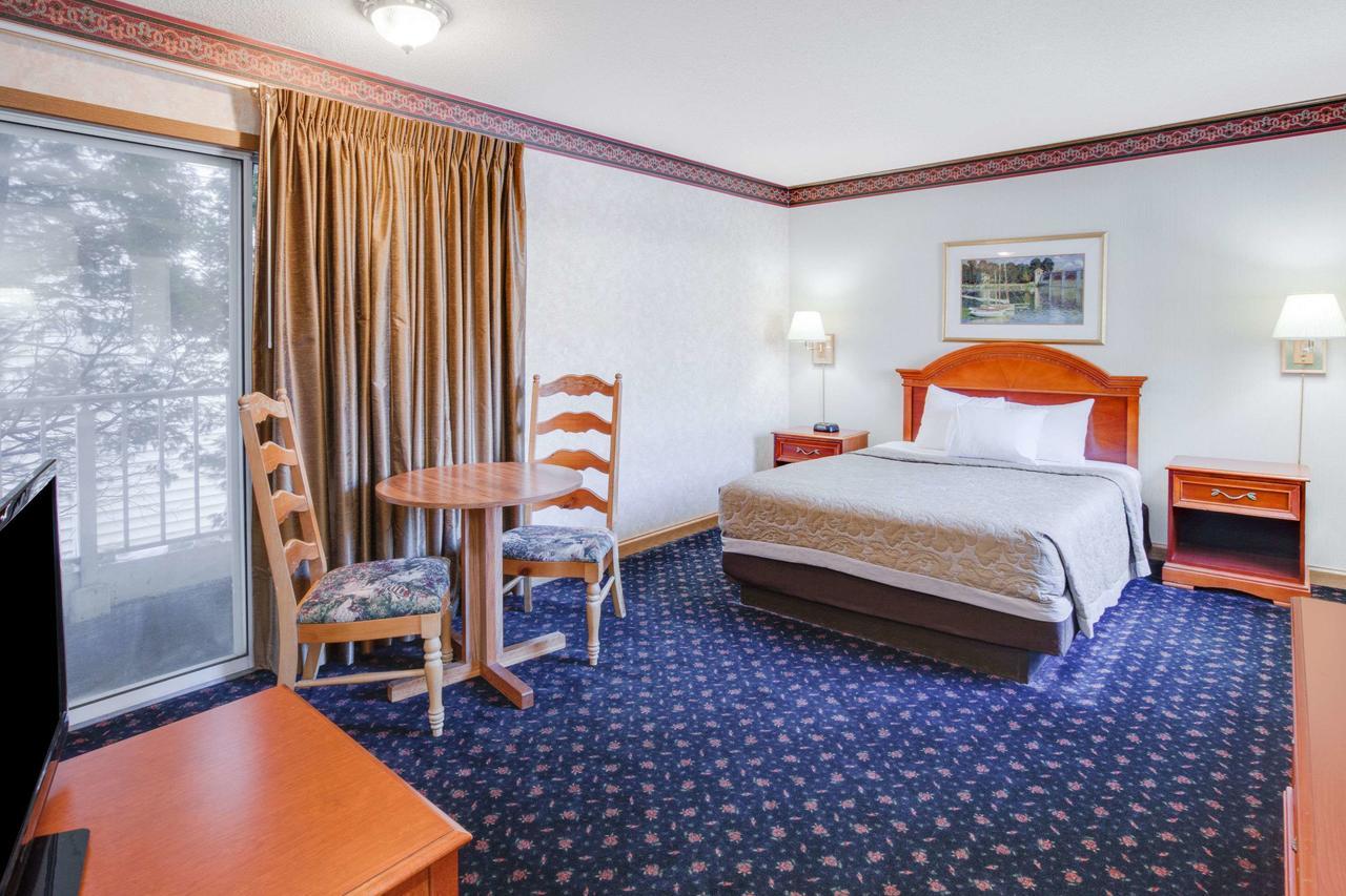 Super 8 Beachfront By Wyndham Mackinaw City, Mi Eksteriør bilde